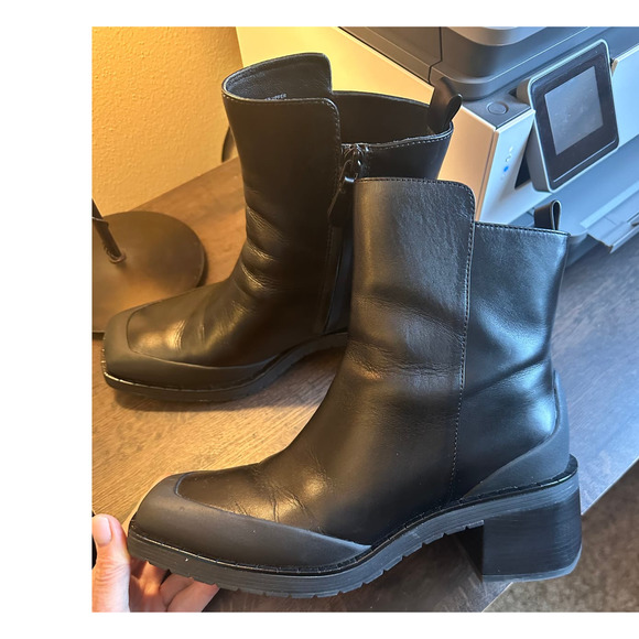 TORY BURCH BLACK LEATHER EXPEDITION ZIP UP BOOTS EUC; SIZE 9M - Picture 2 of 6